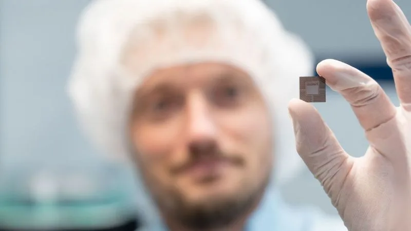 Chip with an integrated cooling structure